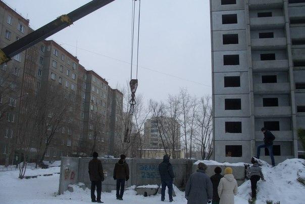 Фото В Челябинске жертвы «уплотненки» не смогли отодвинуть забор стройки на законное расстояние