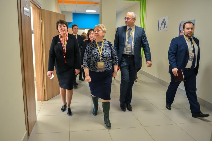 Фото Министру образования России устроили экскурсию по образовательным учреждениям Челябинска