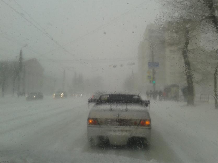 Фото За неделю власти Челябинска планируют убрать весь снег и «ледяные шишки» на дорогах,  которые не успеют растаять
