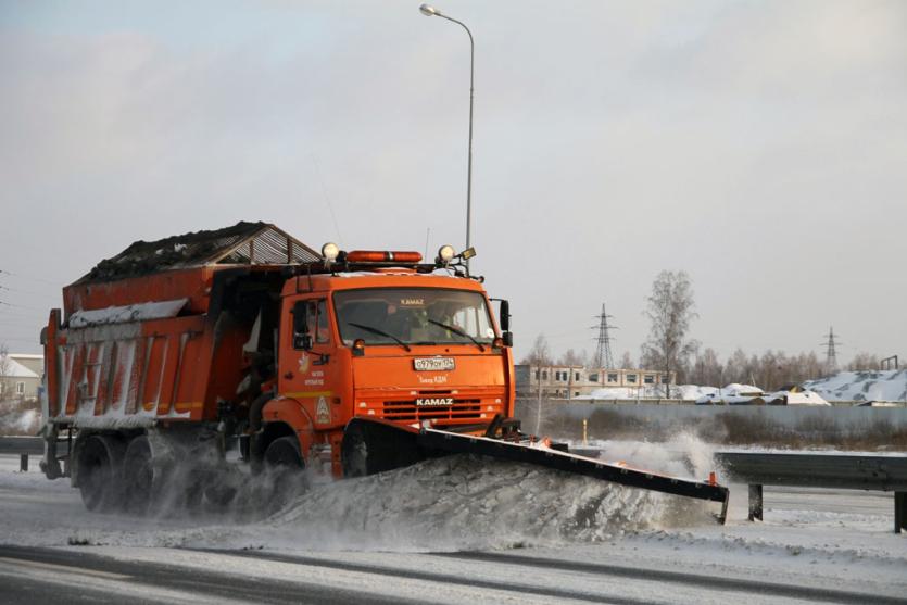Фото Небольшой снег сковал Челябинск в пятибальных пробках, федеральные и областные дороги свободны