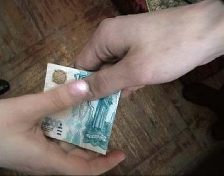 Фото В Челябинске водитель дал полицейскому взятку в тысячу рублей, государству отдаст уже 40