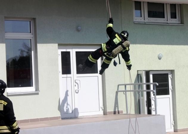 Фото Пожарные провели  учения в новой школе Челябинска