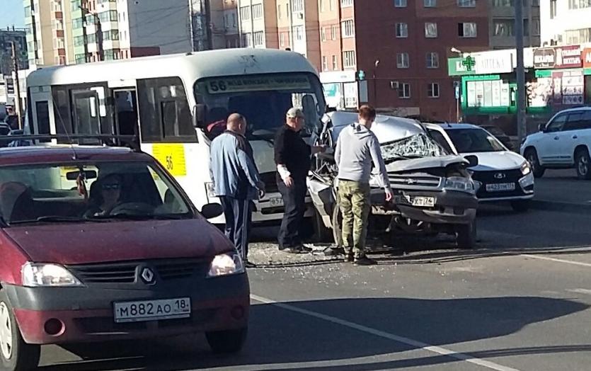 Фото В Челябинске водитель маршрутки спровоцировал серьезную аварию на Братьев Кашириных