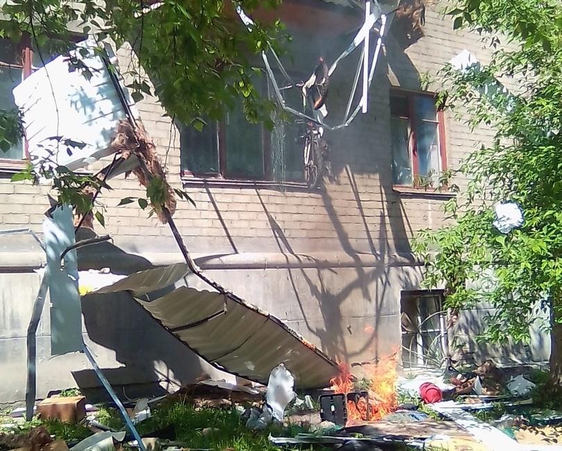 Фото В дом на ЧМЗ, где взорвался газовый баллон, возвращаются жильцы. В пяти квартирах жить по-прежнему нельзя