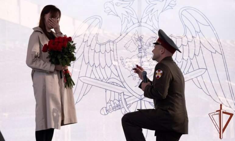 Фото  На фестивале оркестров в Челябинске росгвардеец предложил возлюбленной руку и сердце 