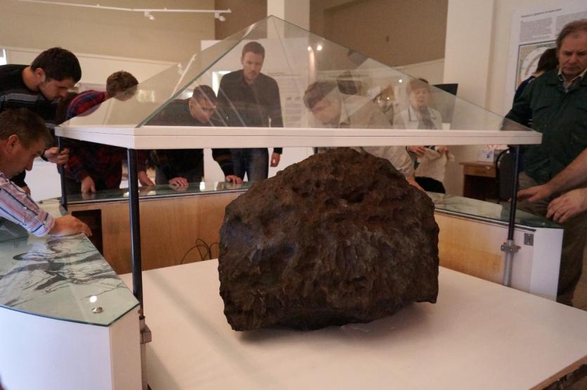 Фото День метеорита: В челябинском историческом музее готовят белые перчатки