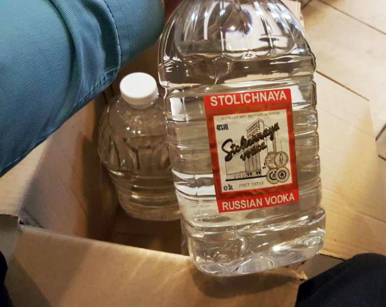 Фото Жителям Златоуста паленую водку продавали в пятилитровых бутылках