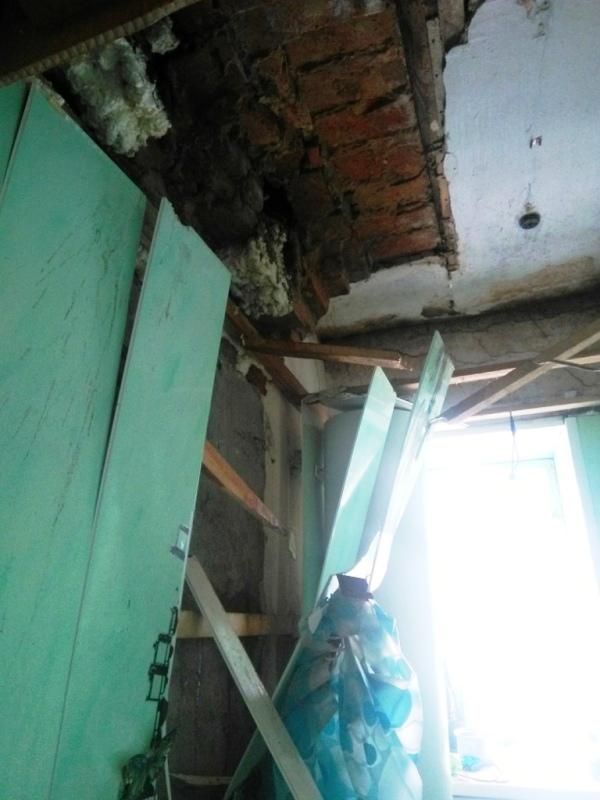 Фото Ситуацией с обрушением потолка в аварийном доме Юрюзани заинтересовался СКР