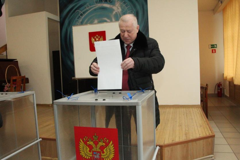 Фото Евгений Тефтетев и Владимир Мякуш проголосовали за сильную Россию