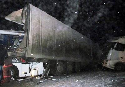 Фото В Башкирии челябинец на иномарке врезался в грузовик и пассажирский автобус: пострадали трое ФОТО