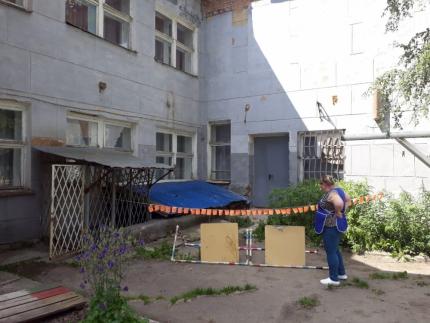Фото Единороссы взяли на контроль ситуацию с восстановлением обрушившейся крыши в детсаду Златоуста