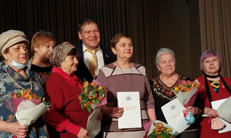 Фото Андрей Барышев поздравил женщин с 8 Марта и вручил Благодарности Госдумы самым активным общественницам
