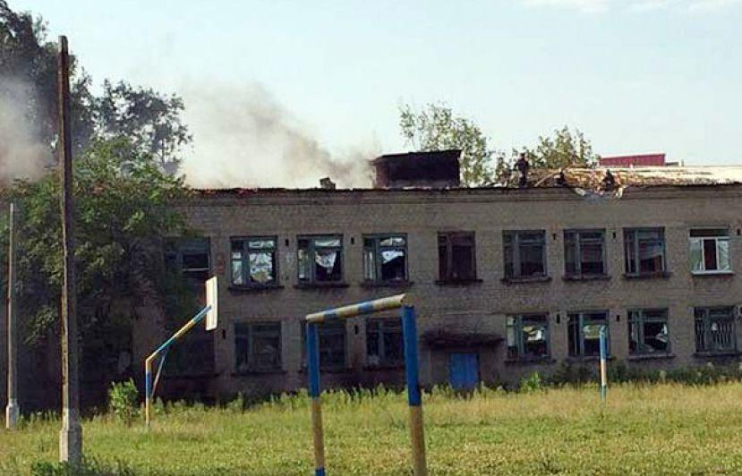 Фото В Донецке под разрывы снарядов и с опозданием на месяц начался новый учебный год