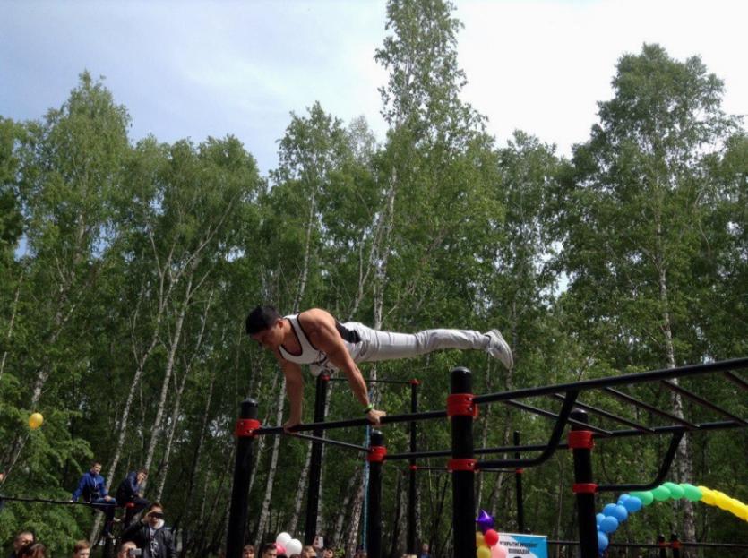 Фото Подарок для спортсменов: в Челябинске открылась ещё одна площадка для воркаута
