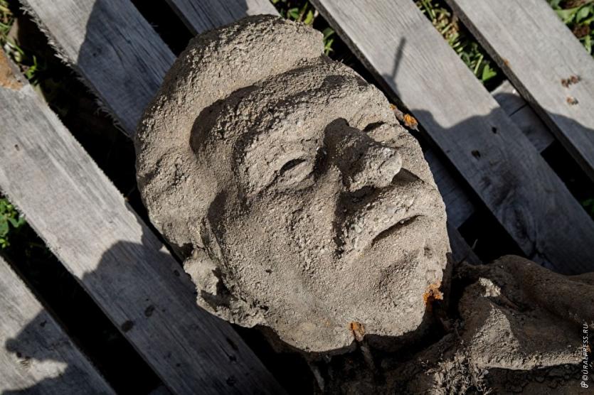 Фото В Кусе общественники приступают к восстановлению скульптуры Сталина