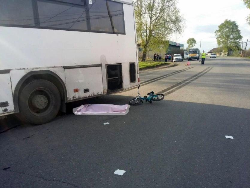 Фото Автобус насмерть сбил шестилетнего мальчика на велосипеде