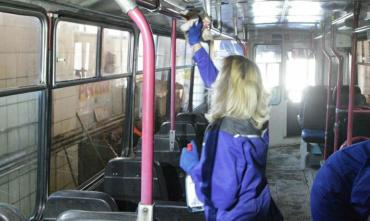 Фото Куляшов: В Челябинске моют трамваи, троллейбусы и автобусы 