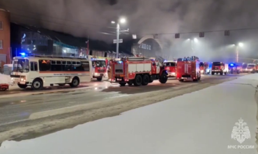 Фото Названа предварительная причина пожара на рынке в Челябинске