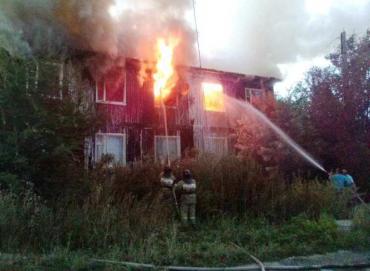 Фото В Троицком районе сгорел дом из-за невыключенного телевизора: 5 семей оказались на улице