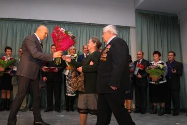 Фото Сергей Давыдов вручил медали супружеским парам