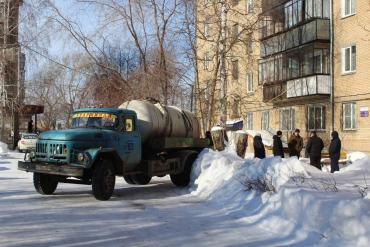 Фото  В Коркино все еще устраняют канализационные засоры