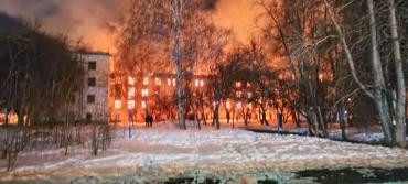 Фото  В Челябинске школьников перевели на дистант из-за пожара в общежитии ЧВВАКУШа