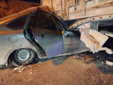 Фото Два человека погибли при столкновении автомобиля и большегруза в Магнитогорске