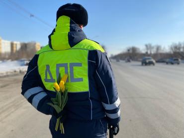 Фото Полицейские Южного Урала дарят женщинам весеннее настроение