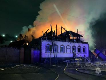 Фото В Усть-Катаве сгорел частный дом, огонь едва не перекинулся на соседние строения