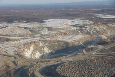 Фото Ситуация на руднике, где вторые сутки заблокированы в шахте 13 горняков, остается сложной 