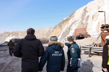 Фото Вторую разведывательную скважину пробурят в шахту, где заблокировано 13 горняков 