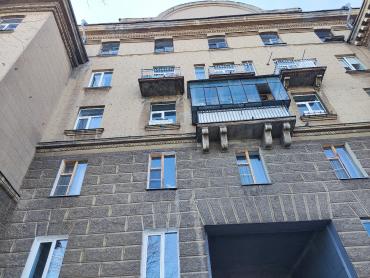 Фото В Магнитогорске рухнула на тротуар опорная консоль балкона 