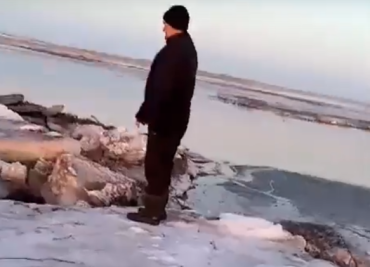 Фото В Чесменском районе из-за разлива реки затопило единственную дорогу