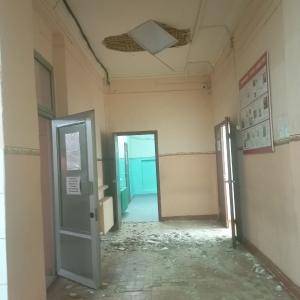 Фото Обвалившийся потолок в школе Южноуральска едва не упал на головы трех человек