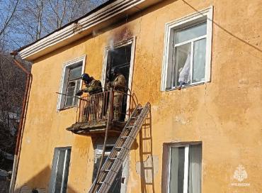 Фото В Златоусте жильцы многоквартирного дома оказались в огненной ловушке 