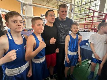 Фото Олимпийский чемпион Александр Поветкин встретился с юными боксёрами Южного Урала