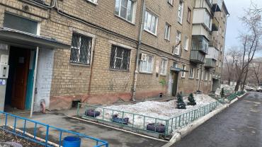 Фото Челябинцы с улицы Бажова два месяца задыхаются от запаха фекалий