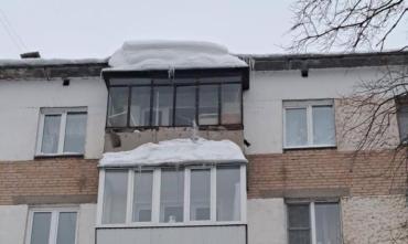 Фото Челябинские сосульки и снежные шапки домов пугают людей