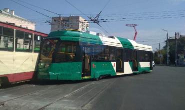 Фото В Челябинске сошел с рельсов новый трамвай, в миндоре рассказали о причинах
