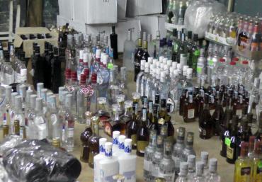 Фото Полицейские Челябинска не дали горожанам выпить паленый алкоголь