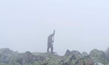 Фото Маршрут на одну из вершин «Таганая» обозначали двухметровыми вешками