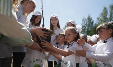 Фото В школе Карабаша посадили «Сад памяти»