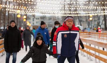 Фото Губернатор с сыном прокатился на коньках в парке Терешковой