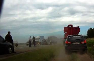 Фото Страшное ДТП на трассе М-51: «Ока» врезалась в грузовик, погиб человек  (ВИДЕО)