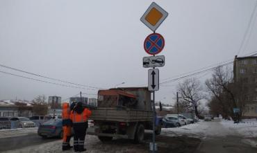 Фото В Челябинске возле собора установили полсотни знаков, запрещающих парковку