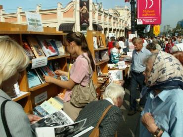 Фото Челябинцев первого сентября ждут на читающем бульваре