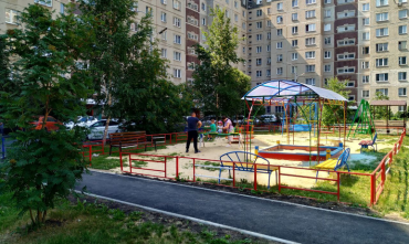 Фото Еще в трех дворах Челябинска закончили формировать комфортную среду
