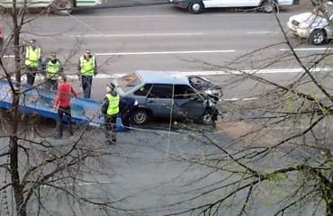 Фото В центре Челябинска жуткое ДТП: у легковушки полностью снесена передняя часть