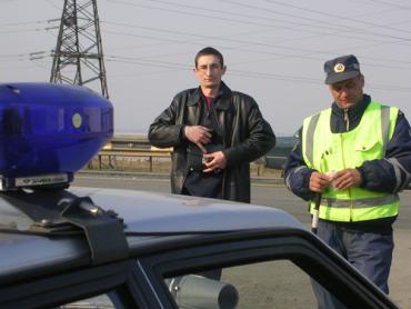 Фото В Челябинске пьяный автомобилист забодал полицейского