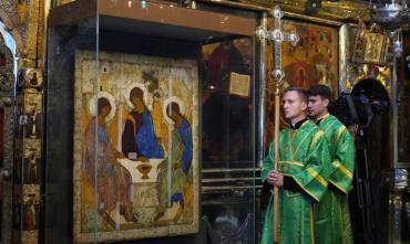 Фото Икона «Троица» Андрея Рублева доставлена в храм Христа Спасителя г. Москвы
